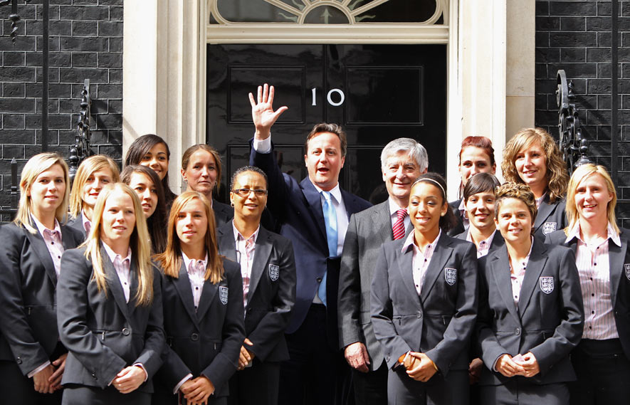 David Cameron with Hope Powell, David Bernstein and the England Women's team on the steps outside No.10 Downing Street.